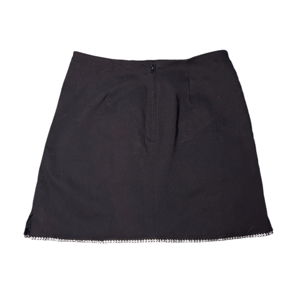 Chic Black Mini Skirt with Embellished Hem - Picture 3 of 3